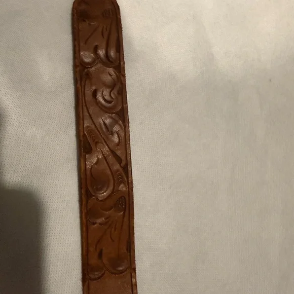 Vintage 100% tooled leather brown belt. Vintage western buckle with red gem - Picture 3 of 7
